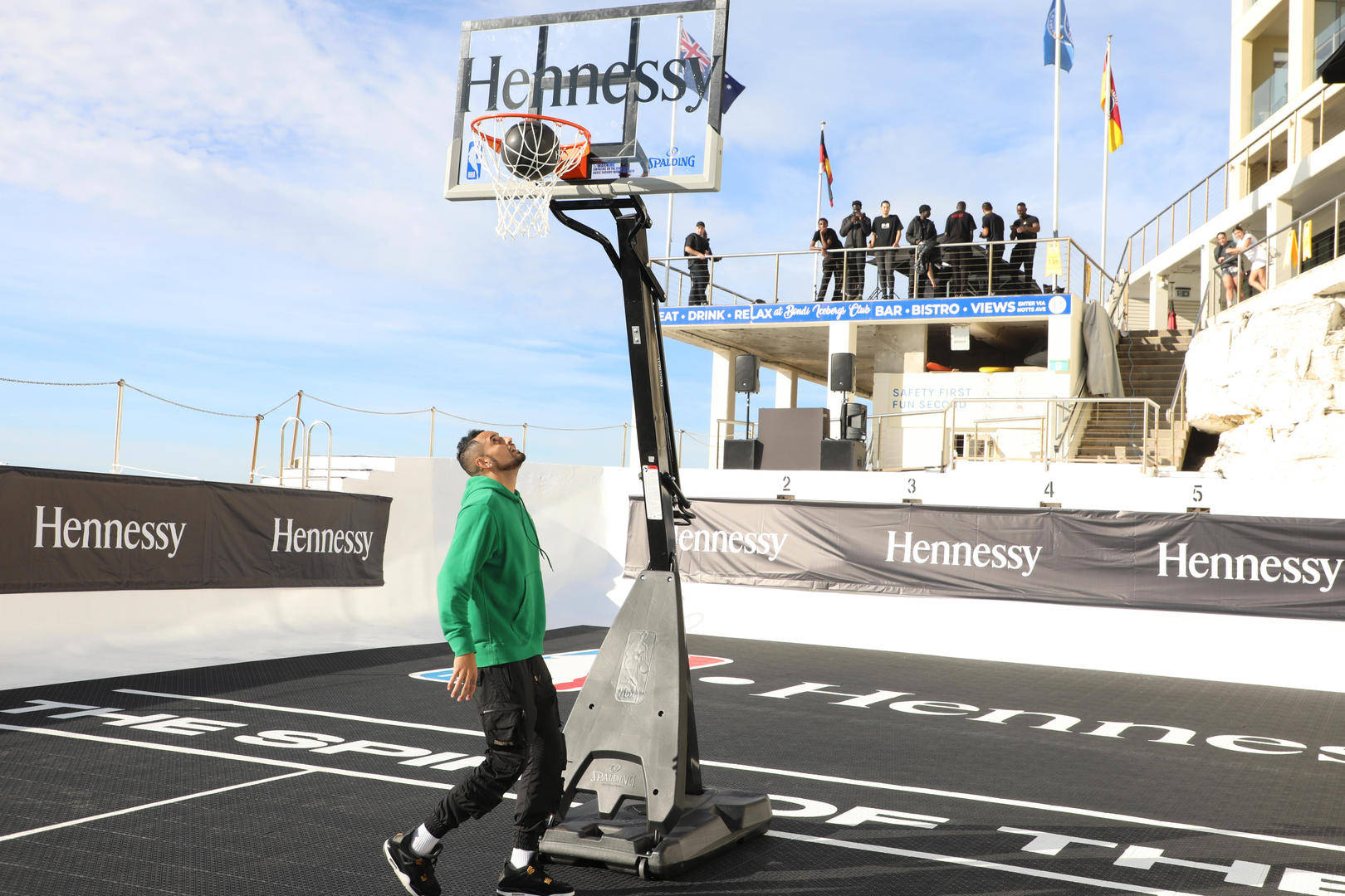 美国网球队险胜澳大利亚网球队，克耶高斯制霸全场的简单介绍