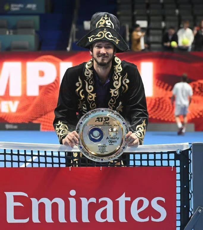 年终总决赛绝杀ATP总决赛,梅德韦杰夫统治全场 年终总决赛绝杀ATP总决赛,梅德韦杰夫统治全场